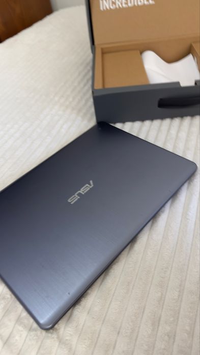 ASUS VivoBook E406MA