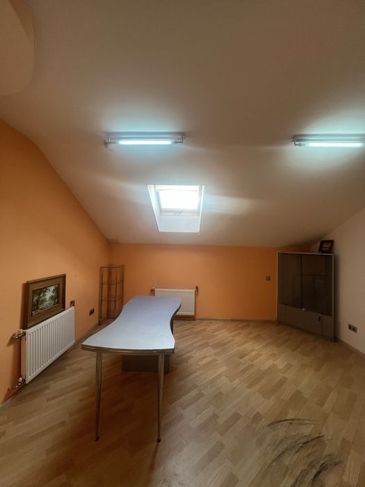 Здається в оренду комерційне приміщення 190 кв.м з фасадним входом.