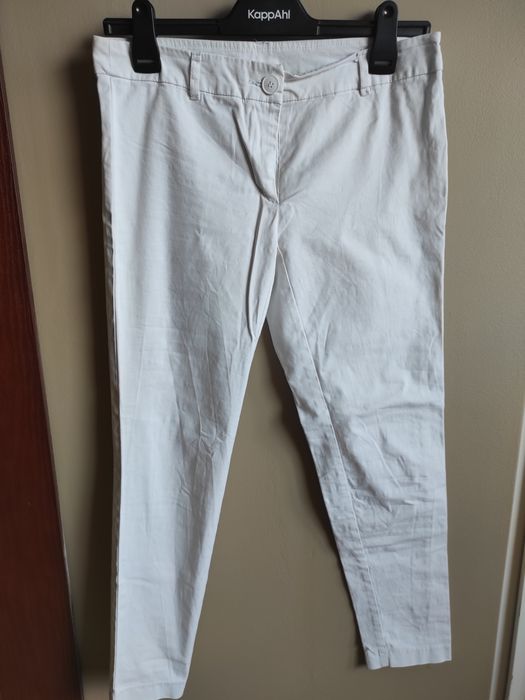 Białe letnie spodnie