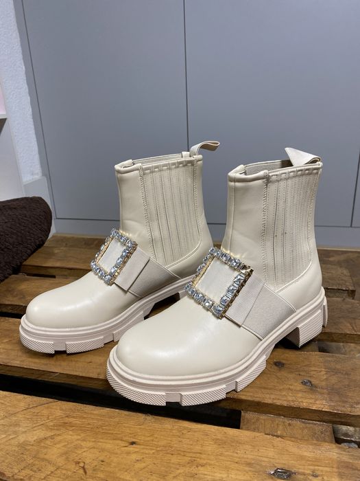 Botas beges com brilhantes.