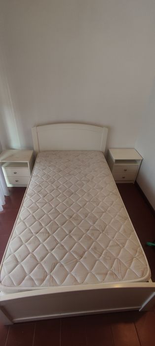Cama de solteiro 900x2000 / Mesas cabeceira