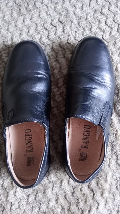Sprzedaję skórzane buty dziecięce.