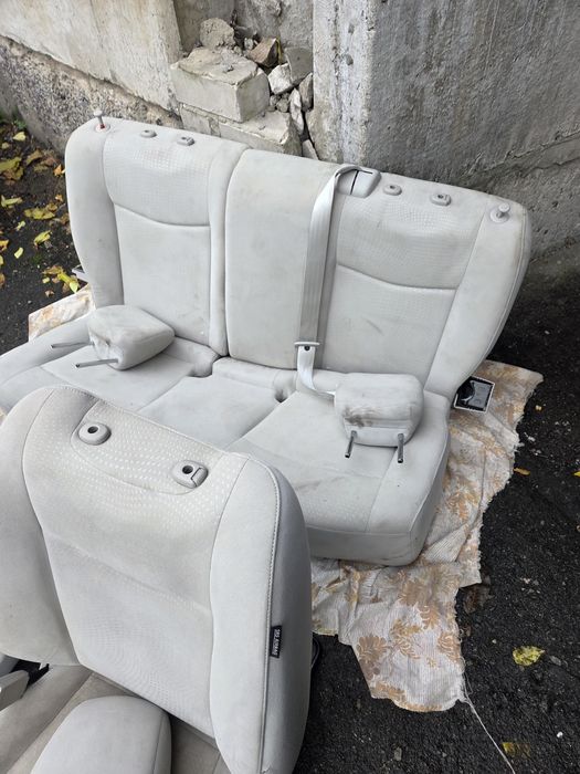 Сидіння. Салон. Nissan Leaf.