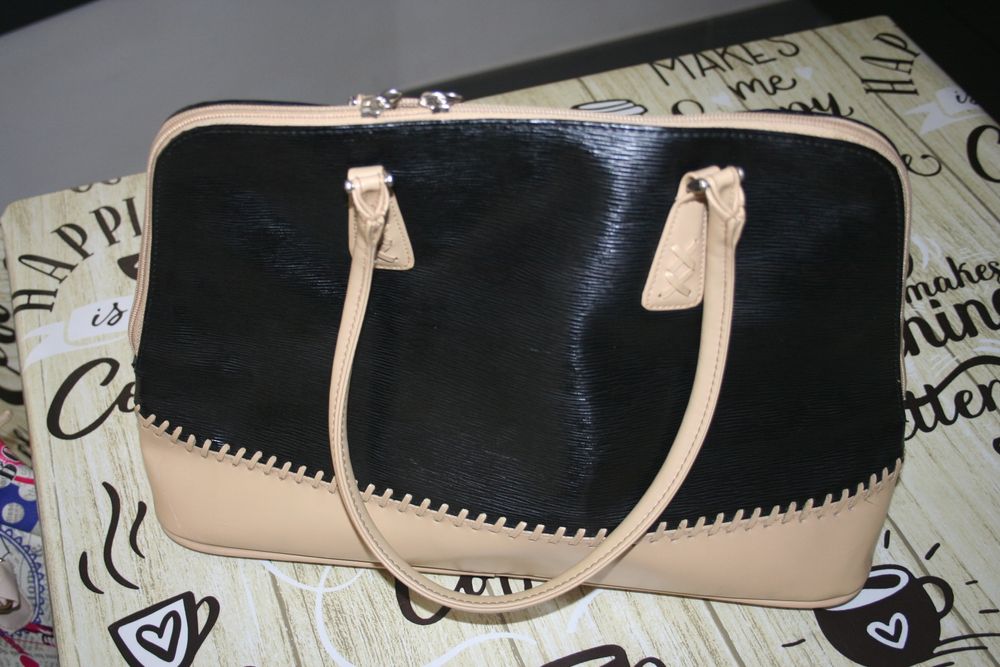 Mala senhora preta e creme