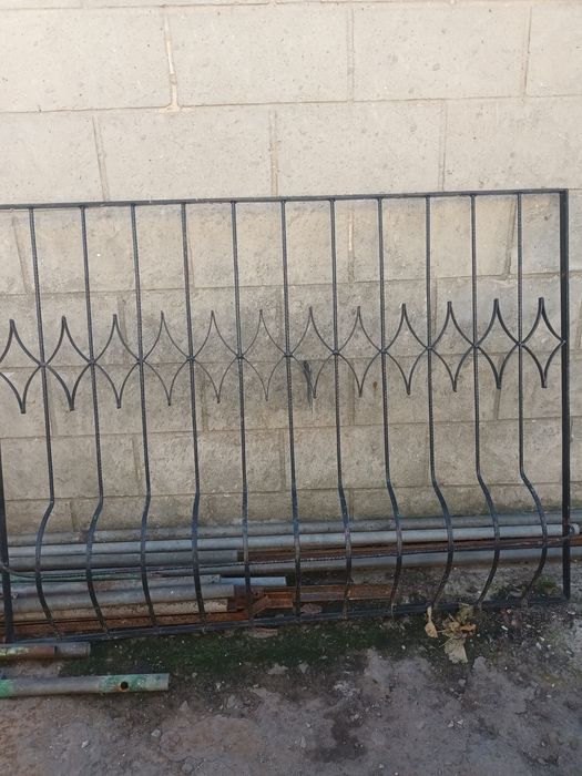 Продам большую решётку на окно, балкон.