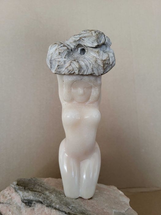 Escultura em Mármore de Figura Feminina - Carlos Rodrigues