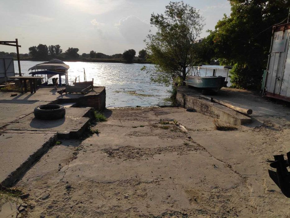 Катер Неман-1 с мотором Tohatsu M18 и местом на причале в Маяках.