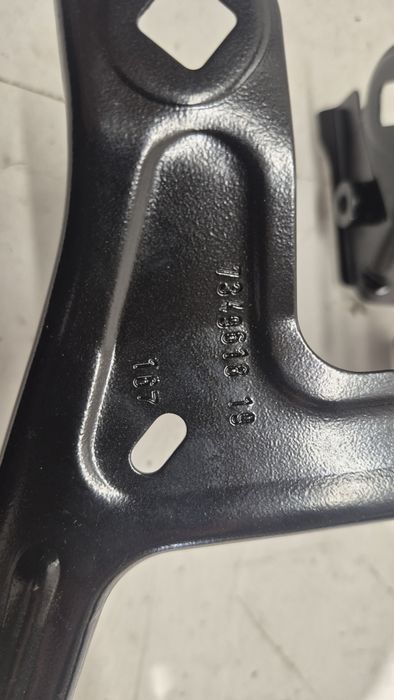 Wspornik mocowania błotnika lewy przód BMW F30