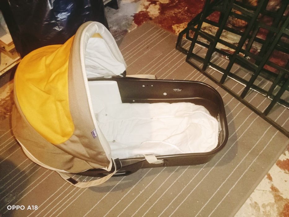 Vendo carrinho de bebe e uma berço de bebe