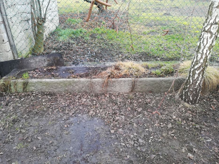 Koryto i nadproża słupy kamienne