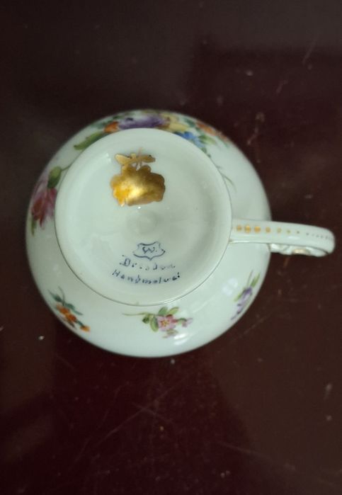 Rara chávena e pires de café da prestigiada fábrica Dresden séc XIX, Pintada à mão com motivos florais
