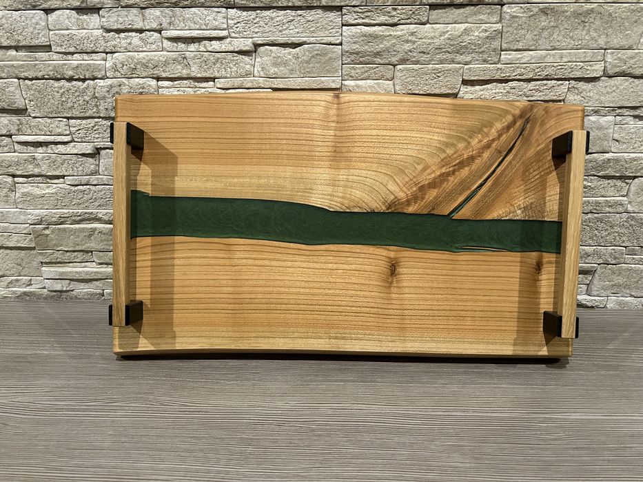 Tacka do serwowania z elementami żywicy epoksydowej