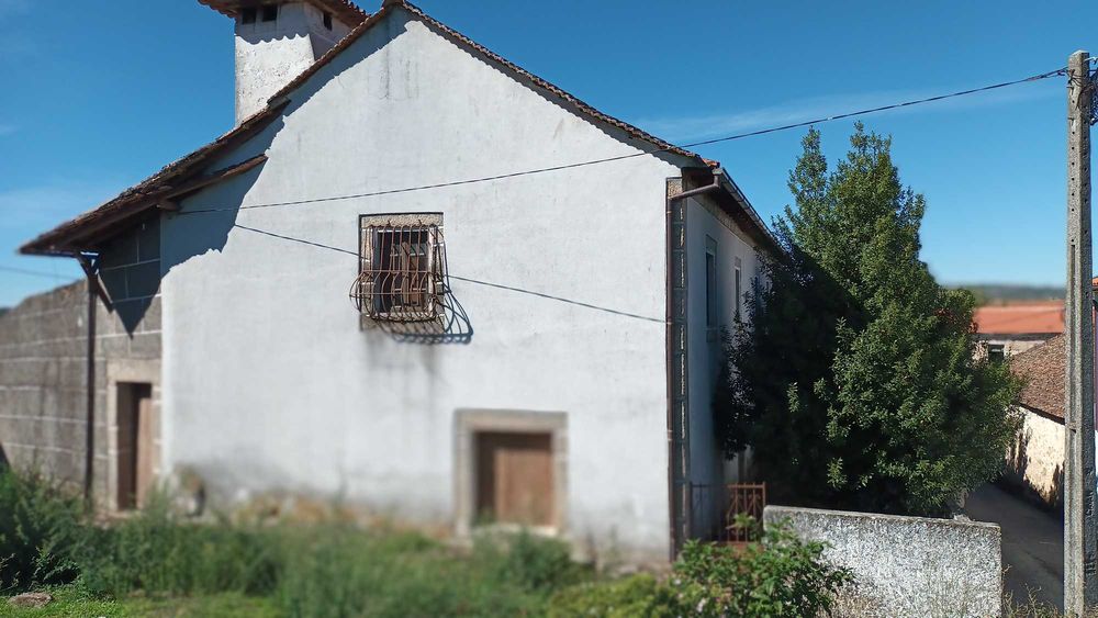 Vende-se moradia no centro de Rebordelo (Bragança)