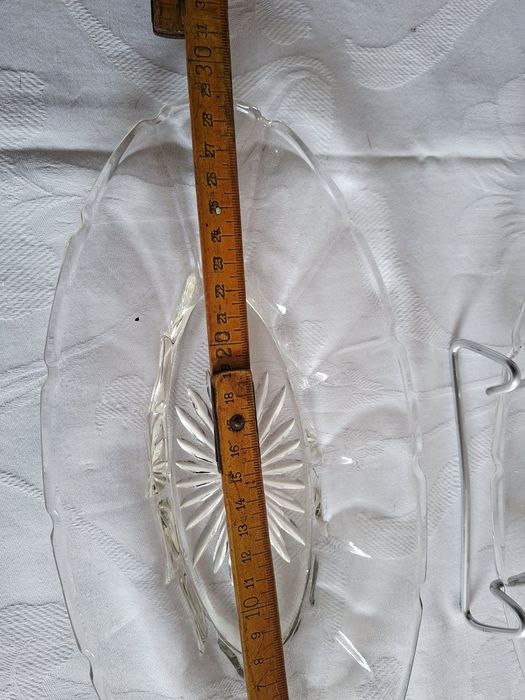 Dwa talerze podłużne