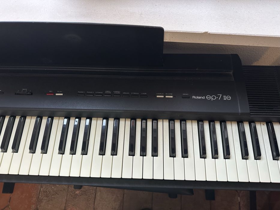 Piano Digital Roland ep-7 IIe (76 Teclas) + banco