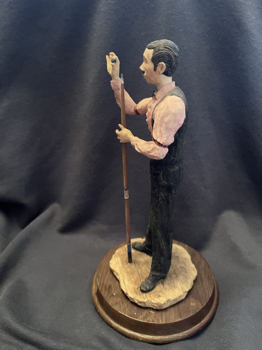 Porcelanowa figurka sygnowana