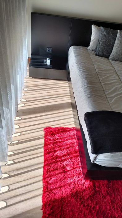 Cama de casal + 2 mesinhas