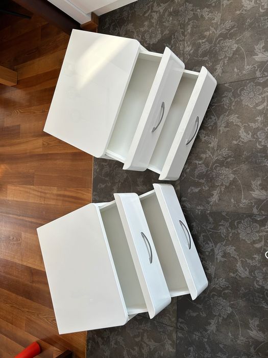 2 białe szafki nocne