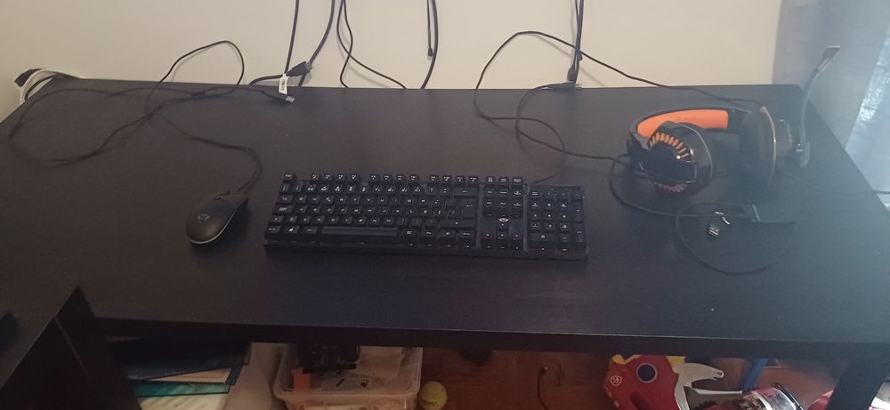Mesa 140×60 cm com fones gamer teclado gamer e rato gamer com leds