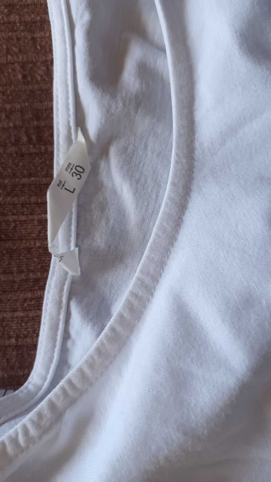 T-shirt branca com folho