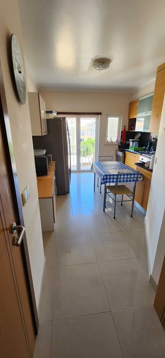 T3 último andar | 121 m² + quase 90 m² de espaços exteriores e anexos | Garagem dupla | Terraço privativo | Perto de Ferragudo