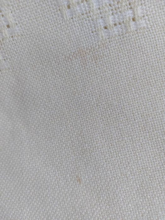 Sprzedam obrus kremowy kolor.Wymiary 125x135 cm.