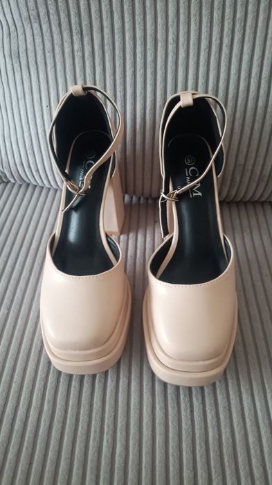 Nowe buty na słupku 37