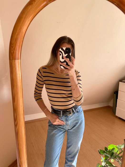 Brązowy sweter w paski