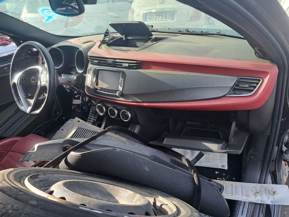 Alfa romeo giulietta lift konsola deska rozdzielcza airbag pasy napinacze