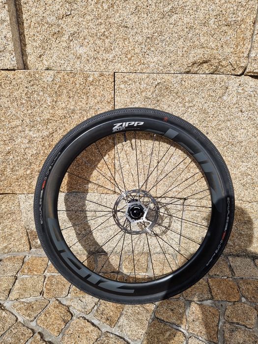 Rodas Zipp 303S com pneus Scwalve G one