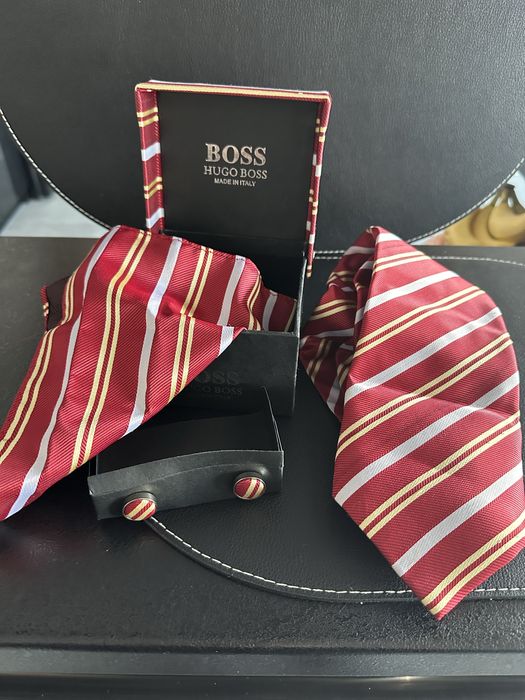 Granatowy garnitur komplet krawat Boss Gratis