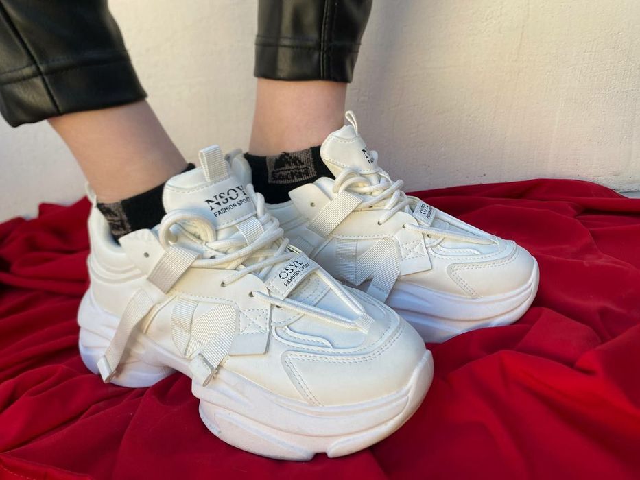 Кросівки жіночі   .