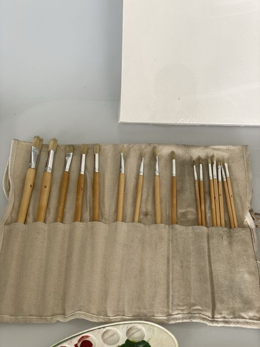Conjunto de pintura, com tela pinceis etc