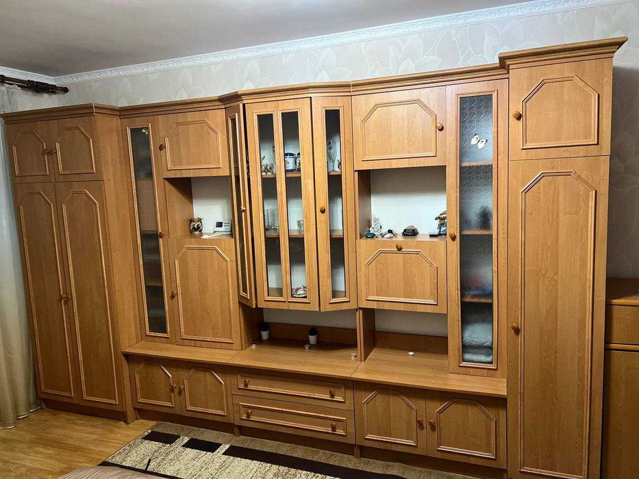Дерев'яна модульна стінка для гостиной