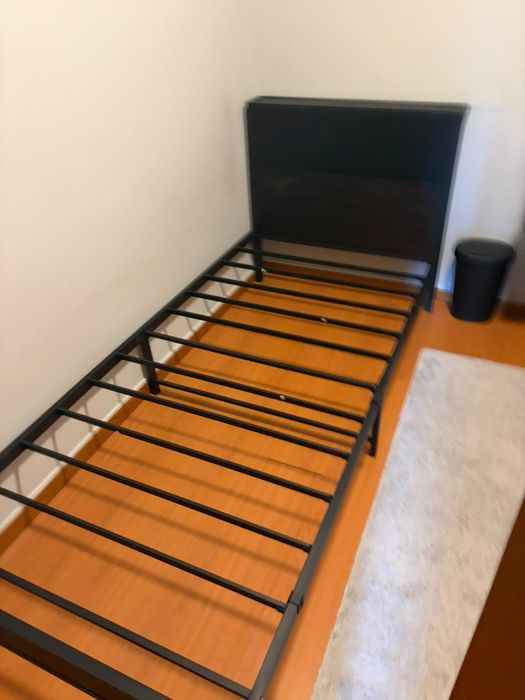 Cama com estrutura de metal