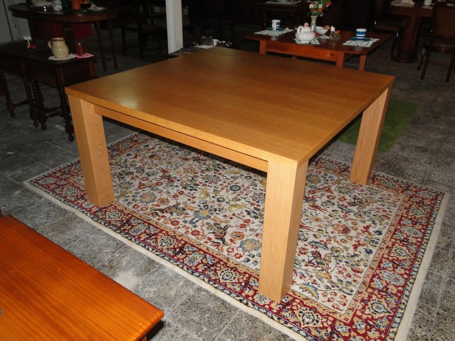 Mesa quadrada em madeira maciça - para sala ou escritório