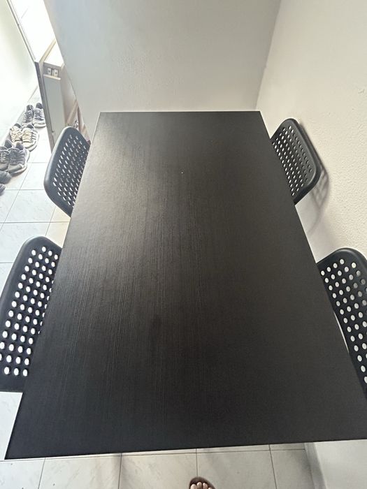 Vendo conjunto de mesa de jantar com 4 cadeiras