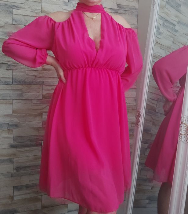 Sukienka na długi rękaw odkryte ramiona kopertowy dekolt