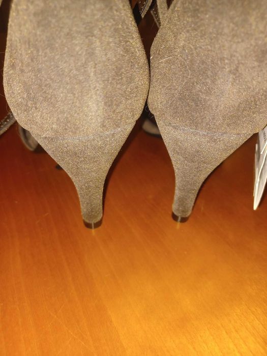 Sapatos abertos aveludados da Zara novos com etiqueta