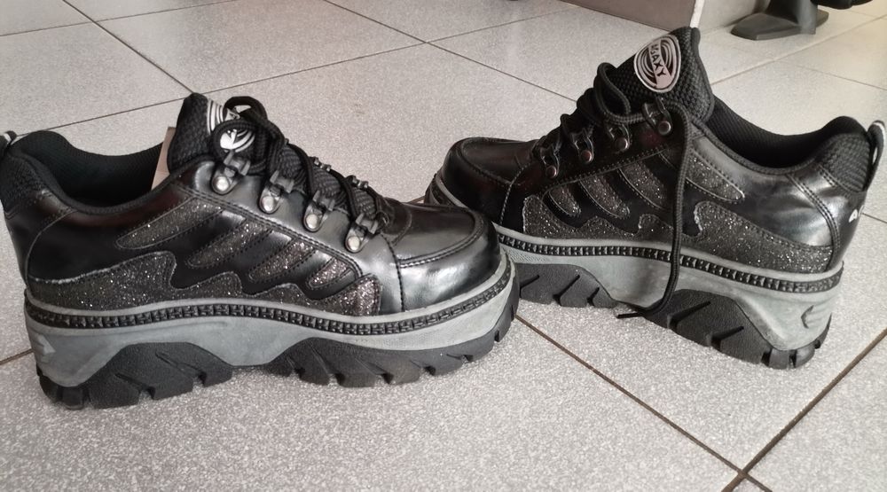 Czarne buty na platformie