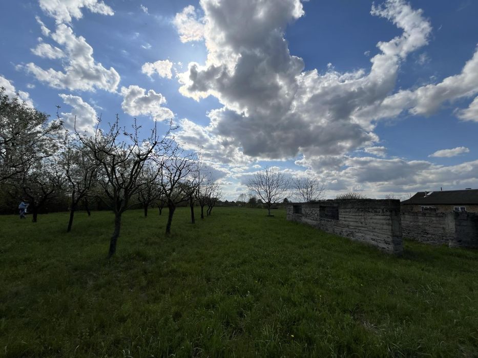 Земельна ділянка під будівництво з фундаментом та садом