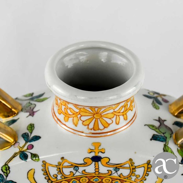 Cantil em porcelana da China, com brasão de Armas de Portugal
