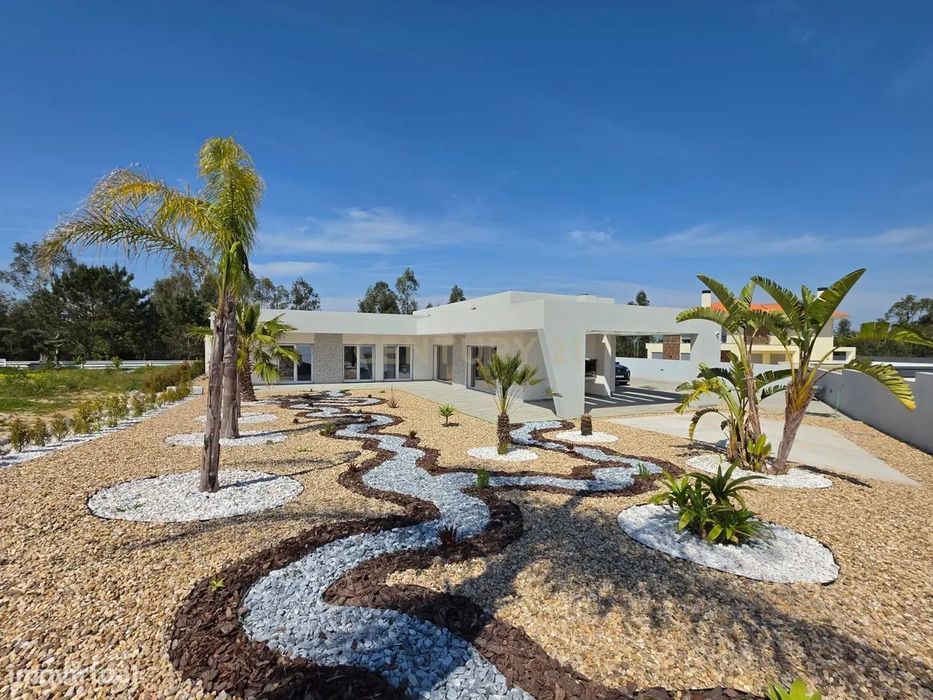 Vila Alegre / Fernão Ferro - Luxuosa moradia isolada térrea de 4 assoa