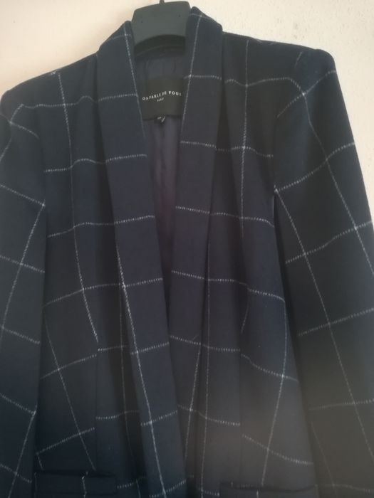 Capa comprida em azul da marca francesa "On Parle de Vous"