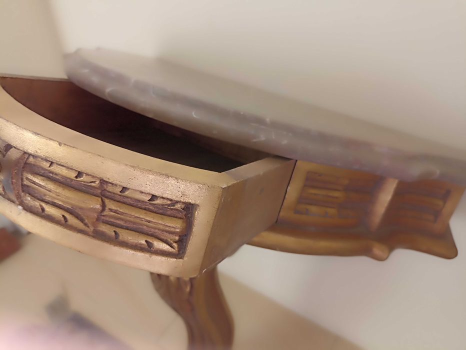 Par de Mísulas/mesas de cabeceira em talha dourada e marmore.