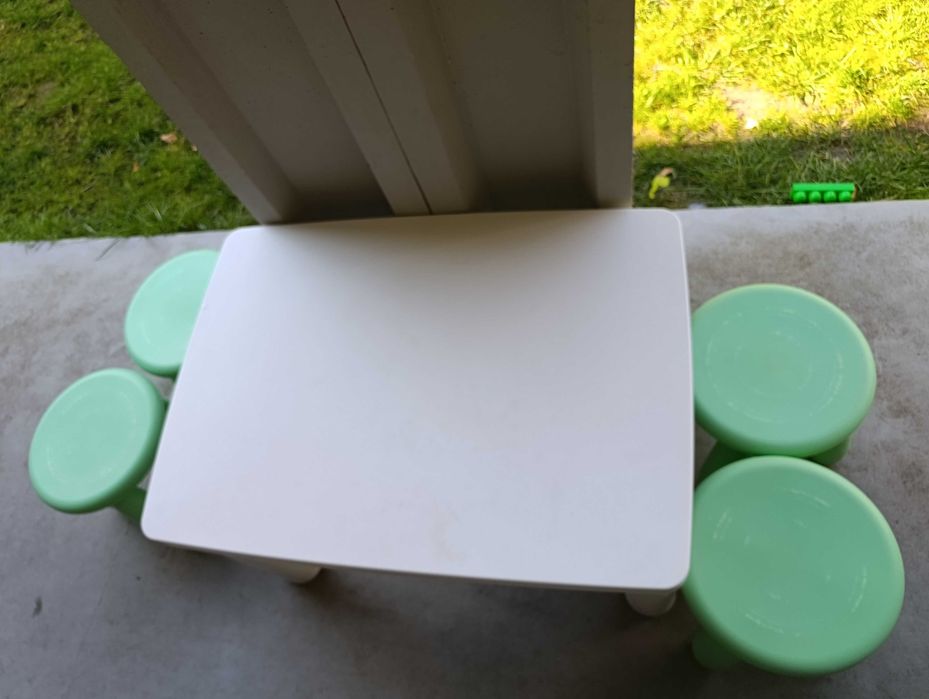 Conjunto Mammut - mesa e bancos para crianças ikea
