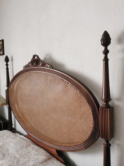 Mobília de quarto antiga em muito bom estado. Vendo em separado.