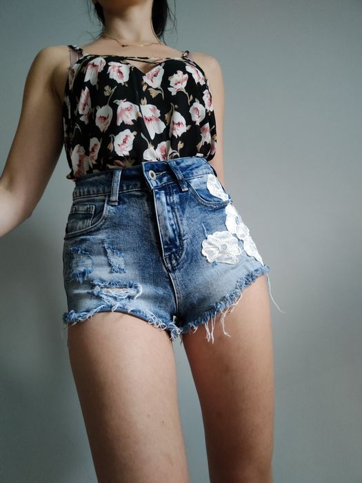 Spodenki jeans wysoki stan XS kwiaty szorty nogawki