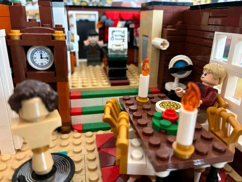 LEGO Ideas 21330 Kevin sam w domu