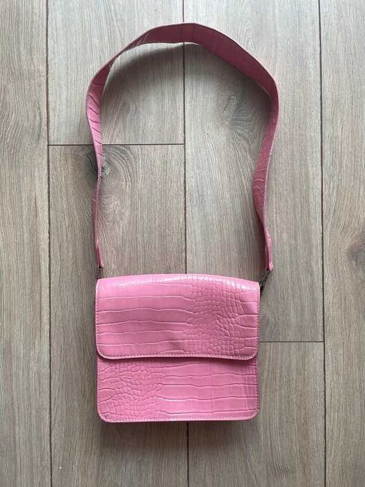 Różowa torebka HVISK na ramię sztuczna skóra